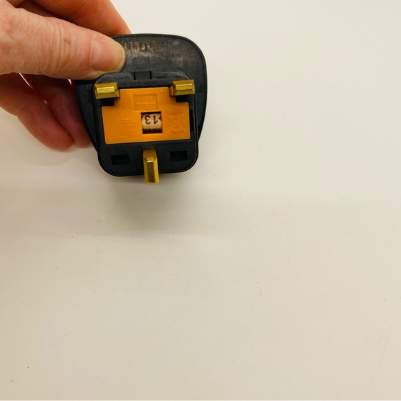 NWOT UK Travel Adapter US to UK/Ireland/Hong Kong/ Plug Adapter Black - Picture 6 of 8